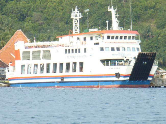 Gelombang Laut Tinggi, Warga Lingga Mudik Imlek Menggunakan Kapal Roro